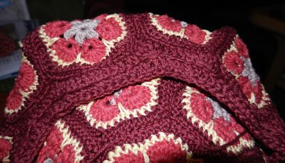 afrikankukka-myssybaskerin pylväin virkattu reuna