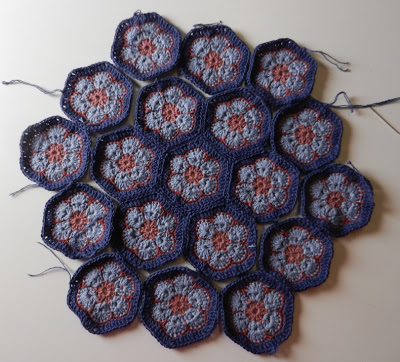 afrikankukka-myssybaskerin 19 virkattua palaa