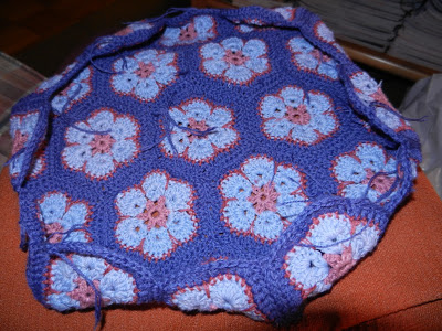 afrikankukka-myssybaskerin kulmien ompeleminen yhteen