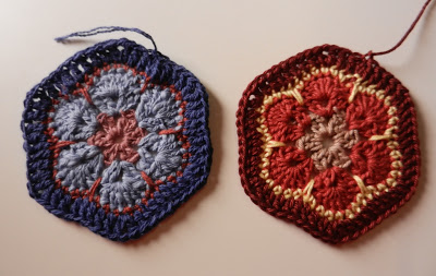 kaksi virkattua kuusikulmaista afrikankukkapalaa